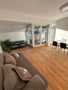 Geräumiges sonniges Apartment mit Bergblick