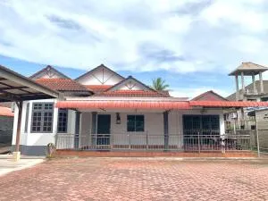 D'BALI HOMESTAY - Private Swimming Pool, NETFLIX, Internet Wifi ,Cuckoo, Internet Wifi , Dryer, Washing Machine, Aircond Setiap Bilik & Ruang Tamu - Kampong Gong Chapa