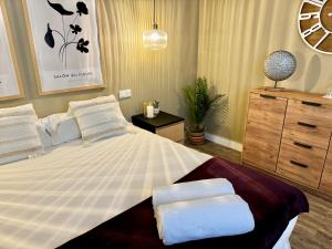 Superior King Room room in Hostal Tak