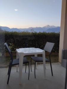 Appartement 3 étoiles, 2 chambres avec terrasse, face à la chaîne des Pyrénées