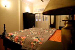 Beautiful Heritage Home walking to Park Street