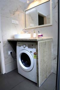 Beautiful Heritage Home walking to Park Street