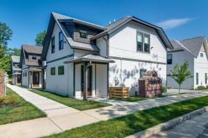 Modern East Nash Townhouse, Walk to Favorite Eats, Sleeps 6 with Smart TVs, Workspace & Fast WiFi, Full Kitchen, Garage & 24 Hr Hospitality, Steps to Mas Tacos & Rosepepper, 10 Min to Broadway, Five Points & Nissan Stadium