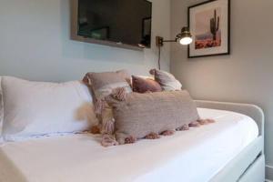 Modern East Nash Townhouse, Walk to Favorite Eats, Sleeps 6 with Smart TVs, Workspace & Fast WiFi, Full Kitchen, Garage & 24 Hr Hospitality, Steps to Mas Tacos & Rosepepper, 10 Min to Broadway, Five Points & Nissan Stadium