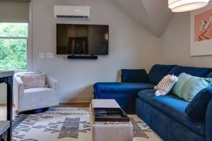 Modern East Nash Townhouse, Walk to Favorite Eats, Sleeps 6 with Smart TVs, Workspace & Fast WiFi, Full Kitchen, Garage & 24 Hr Hospitality, Steps to Mas Tacos & Rosepepper, 10 Min to Broadway, Five Points & Nissan Stadium