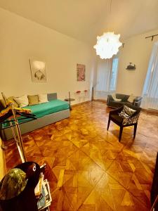 Alla Scalinata del Teatro Rossetti in viale XX Settembre parcheggio