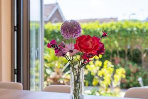 Stunning 5-bed 3-bath house close to the sea!