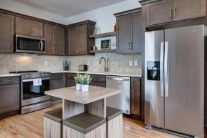 Modern East Nashville Retreat, Walk to Local Faves, Cozy Living Space, Smart TVs & Fast WiFi, Full Kitchen, Garage & Workspace, Steps to Mas Tacos & Rosepepper, 10 Min to Broadway & Nissan Stadium, 24 Hr Hospitality