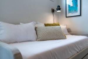 Modern East Nashville Retreat, Walk to Local Faves, Cozy Living Space, Smart TVs & Fast WiFi, Full Kitchen, Garage & Workspace, Steps to Mas Tacos & Rosepepper, 10 Min to Broadway & Nissan Stadium, 24 Hr Hospitality