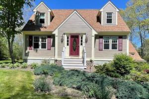 Spacious Retreat With Pool, Game Room & Fireplace, Sleeps 10, Backyard Oasis and Screened Gazebo, Family-Friendly Getaway, 24Hr Hospitality