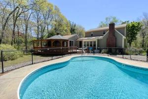 Spacious Retreat With Pool, Game Room & Fireplace, Sleeps 10, Backyard Oasis and Screened Gazebo, Family-Friendly Getaway, 24Hr Hospitality