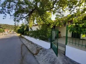 Quiet Agricultural House - Komílion