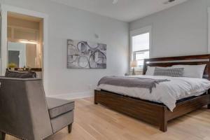 Open & Airy Near Vandy, Secure Elevator Building 1 Story 2 Bed Apt, Secure Parking, Patio, Elevator, Sleeping Space for Guests, Great for Groups, Walk to Campus, 24 Hr Hospitality