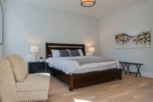 Open & Airy Near Vandy, Secure Elevator Building 1 Story 2 Bed Apt, Secure Parking, Patio, Elevator, Sleeping Space for Guests, Great for Groups, Walk to Campus, 24 Hr Hospitality