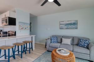 Beachfront, Newly Renovated at Aqua Vista