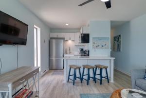 Beachfront, Newly Renovated at Aqua Vista