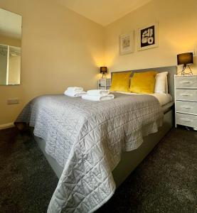 CENTRAL, newly refurb 2 bed flat with FREE PARKING