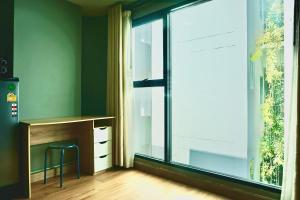 Hip and funky apartment silom Soi 3, with rooftop view