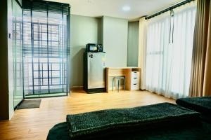 Hip and funky apartment silom Soi 3, with rooftop view