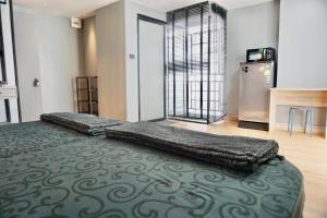 Hip and funky apartment silom Soi 3, with rooftop view