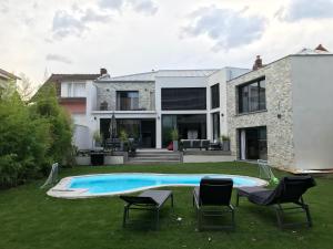 Chambre avec terrasse vue sur piscine