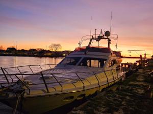 Bateaux Nuit insolite bateau a quai - Port Saint Louis du Rhone : photos des chambres
