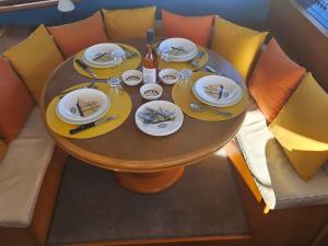 Bateaux Nuit insolite bateau a quai - Port Saint Louis du Rhone : photos des chambres