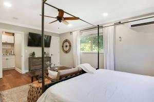 Downtown WPB studio D - w full kitchen