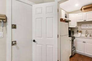 Downtown WPB studio D - w full kitchen