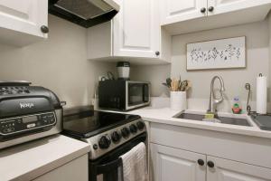 Downtown WPB studio D - w full kitchen
