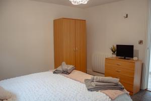 Stunning Lodge with Hot Tub on Private Lake