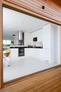 King Bed Joy Lane, Chichester near Goodwood