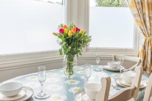 Enjoy relaxing family breaks in this central Ambleside apartment with parking