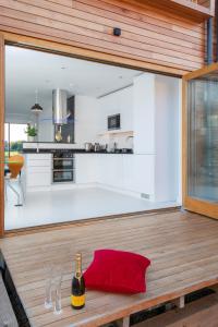 King Bed Joy Lane, Chichester near Goodwood