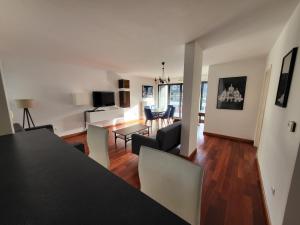 93m2, 3 Bedroom Apartment with Private Parking, 20 Minutes from Montmartre