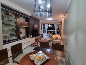 Apartamento FRENTE PARA 0 MAR - PÉ NA AREIA - 3 SUITES COM AR CONDICIONADO, 2- VAGAS PARA CARROS MÉDIOS OU PICK UP E CARRO PEQUENO - FINAMENTE DECORADO - PRAIA DO MORRO-INTERNET -WI-FI -TV COM SERVIÇOS DE DISNEY PLUS - NETFLIX -HBO MAX -STAR MAX -