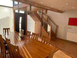 Dog friendly, Roof top hot tub, Panoramic views.