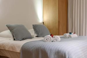 Lush 3bed3bath penthouse w deck