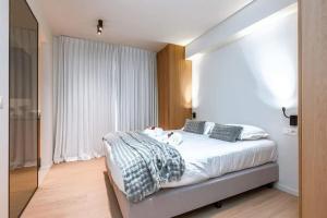 Lush 3bed3bath penthouse w deck