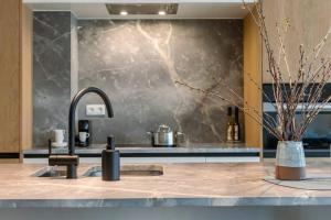 Lush 3bed3bath penthouse w deck