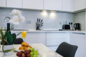 Axium City Suite, Sleeps 6, Central Location & High-Speed Wi-Fi