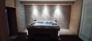 Maisons d'hotes Le Jura en toutes saisons piscine, SPA, climatisation, balades 2cv : Chambre Double