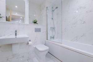 Royal Suite, Sleeps 4, High-Speed Wi-Fi & Luxury Comfort, Perfect for Extended Stays