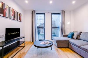 Royal Suite, Sleeps 4, High-Speed Wi-Fi & Luxury Comfort, Perfect for Extended Stays