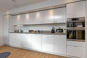 Luxury Apartment-Free Parking-Central Location-Close To Airport, Station & Centre