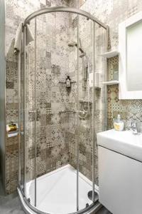 One Lemon Tree apartment (1.6 km from Airport)