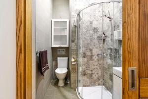 One Lemon Tree apartment (1.6 km from Airport)