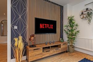 Luxury Apartment-Free Parking-Central Location-Close To Airport, Station & Centre