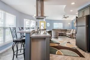 Maui East (Sunday Villas #1)