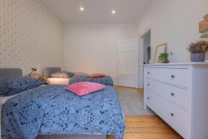 Plumeria - Grand Appartement 75m2 - Au calme et Jardin - Proche Gare, Nouvelle Ville - Parking Public Gratuit - 2 Chambres - 4 Lits séparés